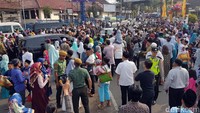 Saat pergi meninggalkan Masjid Agung, mobil Jokowi juga dikejar oleh warga Sukabumi (Foto: Syahdan Alamsyah/detikcom)