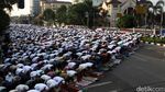 Foto: Umat Islam Salat Idul Adha di Jalanan Kawasan Jatinegara