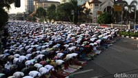 Salat dilakukan di pertigaan depan GPIB Koinonia Jakarta.