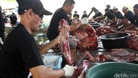 Warga memisahkan daging dan tulang hewan kurban.