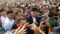 Dari Lapangan Merdeka ke Masjid Agung, Jokowi berjalan kaki. Dia dikerubuti warga Sukabumi untuk bersalaman (Foto: Syahdan Alamsyah/detikcom)