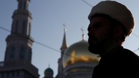 Warga Rusia di Moskow beramai-ramai ikut salat Idul Adha di masjid lokal. Foto: REUTERS/Maxim Shemetov