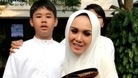 Begitu juga dengan Yuni Shara yang merayakannya bersama keluarga. Foto: Instagram Yuni Shara