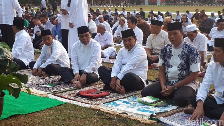 Wakapolri dan Pejabat Polri Salat Idul Adha di Lapangan Bhayangkara Wakapolri dan Pejabat Polri Salat Idul Adha di Lapangan Bhayangkara