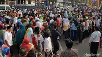 Warga berkerumun di sekitar mobil Jokowi.