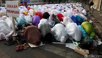Meski berlangsung di jalanan, salat Idul Adha berlangsung khusyuk.