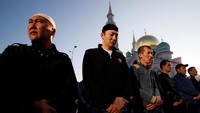 Jemaah pria membentuk sejumlah saf dengan rapi dan khidmat. Foto: REUTERS/Maxim Shemetov