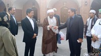 Imam Blue Mosque, Syekh Muhammad Ali Sajan, menjelaskan masjid ini memang dibangun orang Iran zaman dulu. Namun ini bukan hanya untuk beribadah orang Iran, melainkan untuk semua orang Islam juga. Bahkan orang yang berlainan agama juga ke sini untuk mencari tahu soal sejarah atau sekadar berwisata. Foto: Danu Damarjati-detikcom
