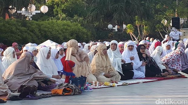 Momen Risma Salat Id Bersama Warga Surabaya