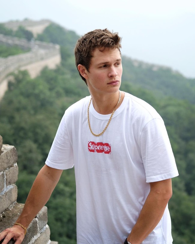 Berpose cool memakai kaus Supreme yang kekinian, Ansel Elgort makin ganteng ya. Foto: Dok. Instagram
