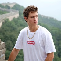 Berpose cool memakai kaus Supreme yang kekinian, Ansel Elgort makin ganteng ya. Foto: Dok. Instagram