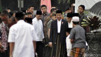 Jokowi didampingi oleh KSP Teten Masduki dan Menhub Budi Karya Sumadi (Foto: Syahdan Alamsyah/detikcom)