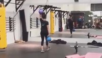 Angkat beban menjadi salah satu jenis yang sering ia lakukan. Foto: Instagram Raisa