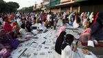 Foto: Umat Islam Salat Idul Adha di Jalanan Kawasan Jatinegara