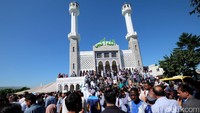 Masjid Sentral Seoul di Itaewon dipenuhi umat muslim yang ingin melaksanakan salat Idul Adha.