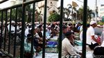 Foto: Umat Islam Salat Idul Adha di Jalanan Kawasan Jatinegara