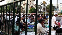 Jemaah mendengarkan khotbah.