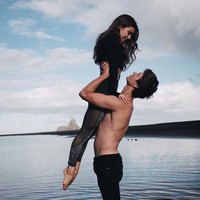 Ini gaya Ansel Elgort saat berpose mesra dengan kekasihnya yang seorang balerina, Violetta Komyshan. Sejoli ini sudah menjadi sepasang kekasih sejak duduk di bangku sekolah menengah. Hubungan yang terjalin sejak 2012 sempat putus sesaat pada 2014. Namun kini jalinan cinta mereka terus awet. Foto: Dok. Instagram