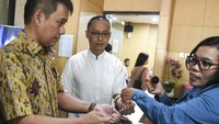 Di hari Idul Adha, para tahanan KPK mendapat kunjungan dari keluarga. Seperti Bunda Sitha yang dikunjungi oleh adiknya, Eddy Soeparno yang merupakan Sekjen PAN (Foto: ANTARA FOTO/Hafidz Mubarak)