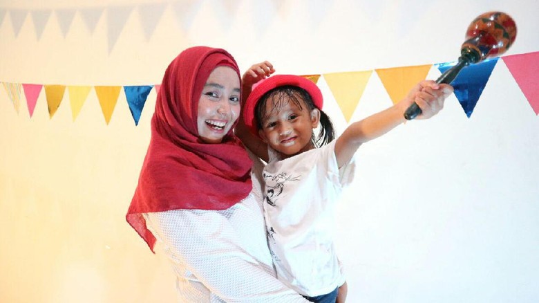 Nia menanamkan kebiasaan membaca anak dari mendongeng/Foto: Amelia Sewaka Nia menanamkan kebiasaan membaca anak dari mendongeng/Foto: Amelia Sewaka