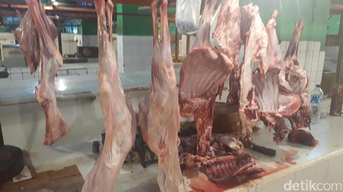 Daging sapi di hari raya Idul Adha dijual dengan harga normal Rp 120.000/kg