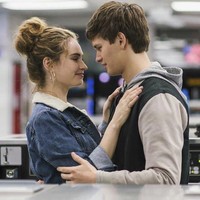 Jangan salah, kalau foto ini adalah kemesraan Ansel Elgort dengan lawan mainnya di film Baby Driver, Lily James. Foto: Dok. Instagram