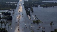 Kendaraan terjebak di jalan di kawasan Vidor, Texas (Dok. REUTERS/Adrees Latif)