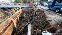 Sebuah angkot melintas di jalan yang longsor.