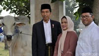 Jokowi kemudian berfoto dengan didampingi Iriana dan Gubernur Jabar Ahmad Heryawan (Foto: Syahdan Alamsyah/detikcom)