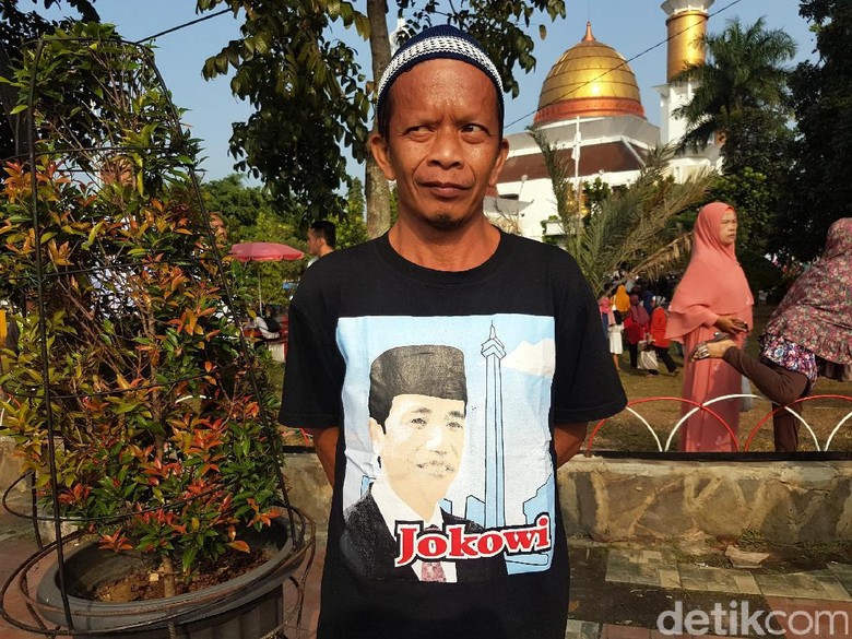 Senangnya Hendi Diberi Kaus Bergambar Jokowi oleh Paspampres Senangnya Hendi Diberi Kaus Bergambar Jokowi oleh Paspampres