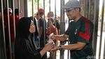 Warga Antre Pembagian Daging Kurban