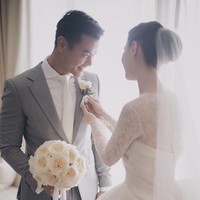 Di hari pernikahan, Fiona dan Dion sama-sama tampil menawan. Setelan berwarna abu-abu dan kemeja putih serta dasi putih yang dikenakan Dion berpadu manis dengan gaun indah Fiona. Foto: Dok. Instagram Bride Story/Nomina Pics