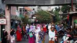 Foto: Umat Islam Salat Idul Adha di Jalanan Kawasan Jatinegara