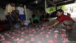 Warga Antre Pembagian Daging Kurban