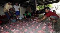 Panitia menyiapkan daging kurban yang akan dibagikan kepada warga.