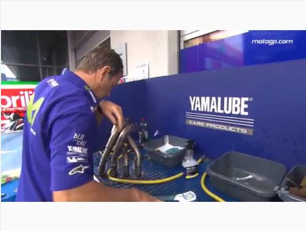 Proses mencuci motor MotoGP, semua bagian motor dipreteli