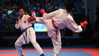 Karateka Cok Istri Agung Sanistya Rani menjadi jawara dan diganjar medali emas, sebagai emas ke-15 untuk Indonesia, dari kumite kelas -61kg  (Sigid Kurniawan/Antara Foto)