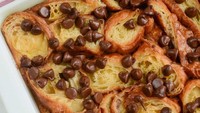 Croissant juga enak dibuat puding hangat. Iris kasar, lalu taruh di wadah tahan panas, tuangi campuran susu dan telur lalu taburi chcocolate chips dan panggang. Enak juga dinikmati dengan es krim.Foto: Istimewa