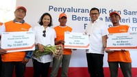 Menteri BUMN Rini Soemarno menyaksikan penyaluran Kredit Usaha Rakyat (KUR) di Desa Sembalun Bumbung, Kecamatan Sembalun, Kabupaten Lombok Timur, NTB. (BNI).