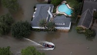 Warga dievakuasi di kawasan perumahan di Houston (Dok. REUTERS/Adrees Latif)