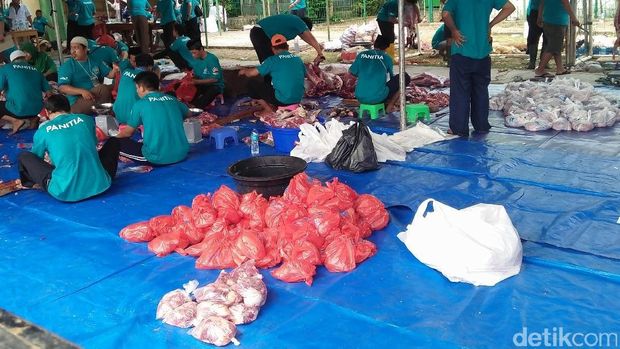 Masjid Al Azhar Bagikan Daging Kurban ke 2.000 Orang 