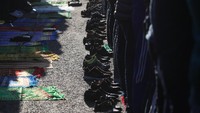 Alas kaki dilepas dan ditempatkan di belakang masing-masing sajadah. Foto: REUTERS/Maxim Shemetov