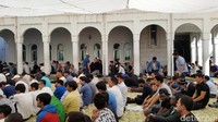 Di masjid ini khotbah dibawakan dalam dua bahasa, Inggris dan Korea.