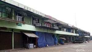 Pasar Induk Cipinang di Hari Pertama Harga Patokan Beras Berlaku