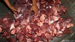 Warga Antre Pembagian Daging Kurban