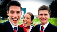 Dari maskapai Eropa, ada kru kabin Brussels Airlines yang berasal dari Belgia. Nampak ramah dan tampan dengan balutan jas hitam dan dasi merah (Instagram/@flightattendantsdiary)