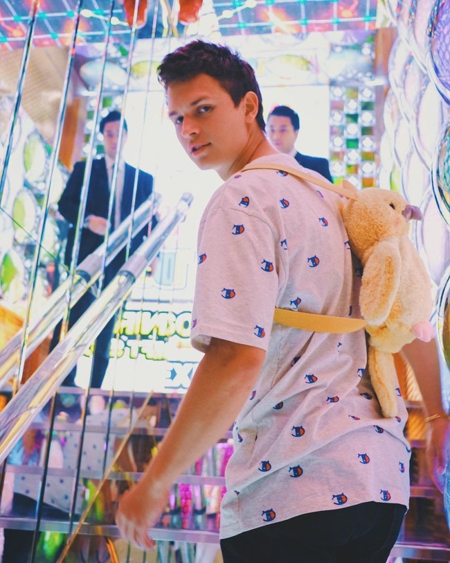 Melalui akun Instagramnya @ansel, pria kelahiran 14 Maret 1994 itu kerap mengunggah sederet aktivitasnya. Jika dilihat dalam kesehariannya, Ansel Elgort suka bergaya casual. Foto: Dok. Instagram