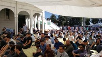 Jemaah membludak hingga halaman masjid.
