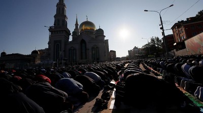 Khusyuknya Salat Idul Adha di Negeri Putin