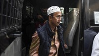 Bupati Pamekasan nonaktif yang juga tersangka kasus suap kepada Kajati Pamekasan Achmad Syafii menyusul setelahnya (Foto: ANTARA FOTO/Hafidz Mubarak)